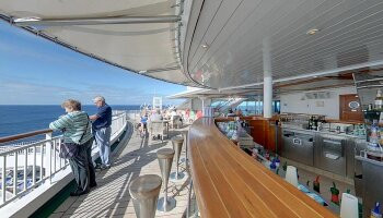 1549560723.042_r821_P&O Cruises Aurora Pennant Bar by day.jpg